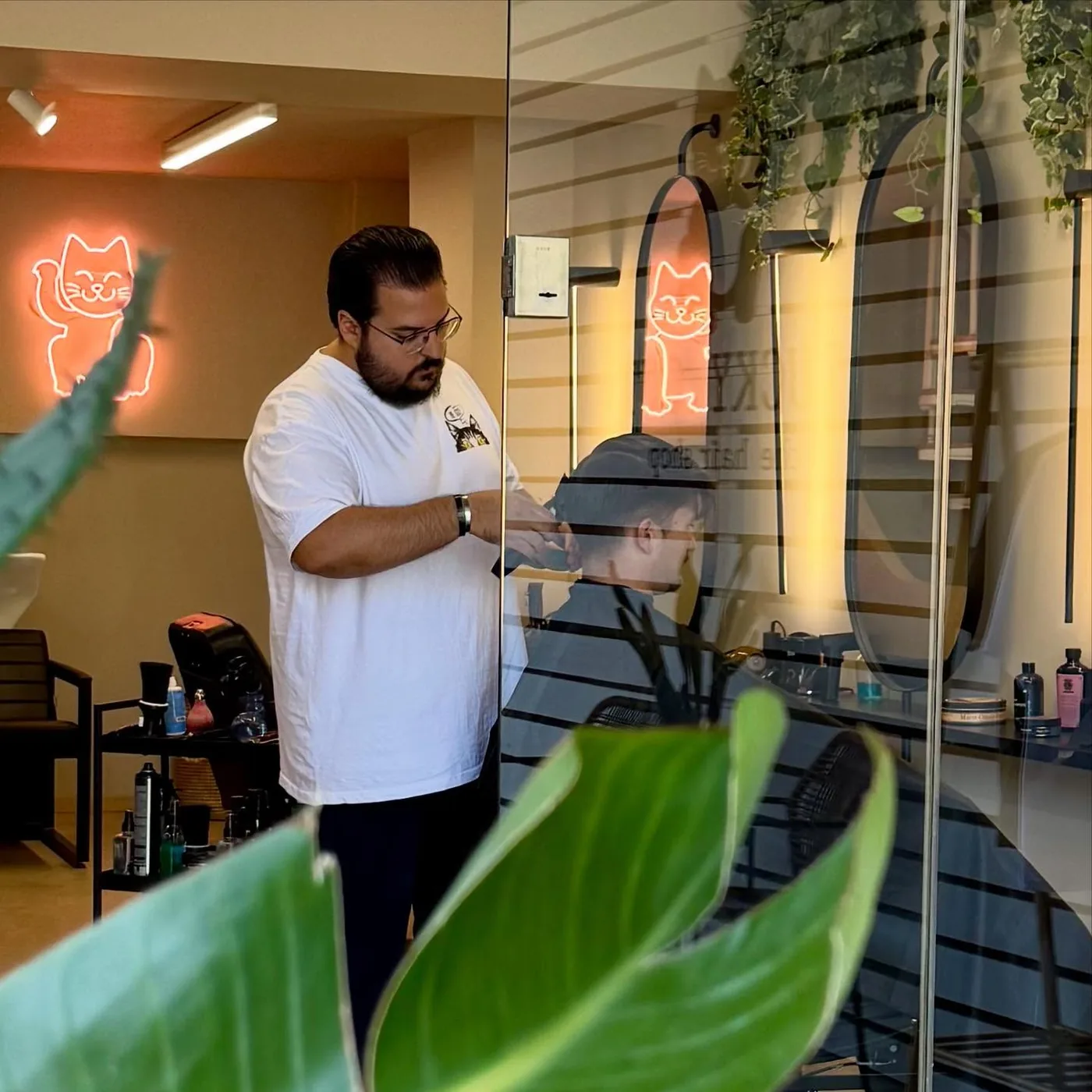 Lucky Cut barber at work